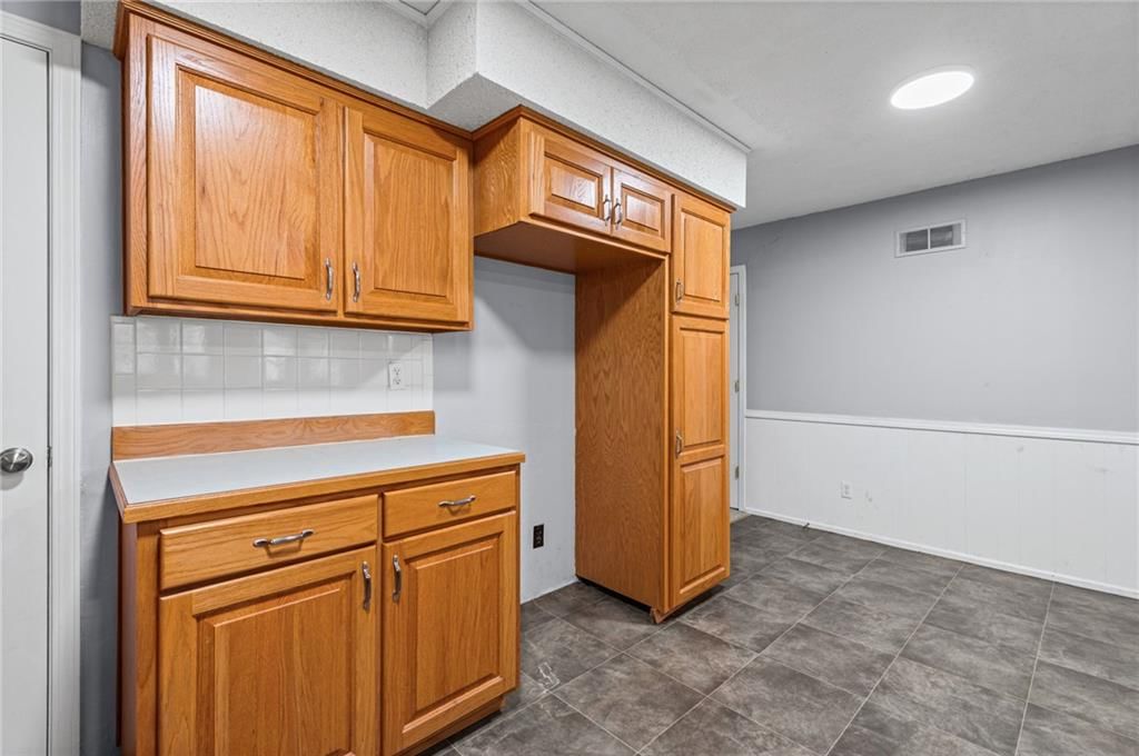 Photo 11 of 38 - 812 NE 113th Street, Kansas City, MO 64155