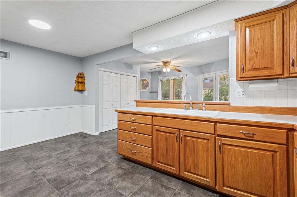 Photo 10 of 38 - 812 NE 113th Street, Kansas City, MO 64155