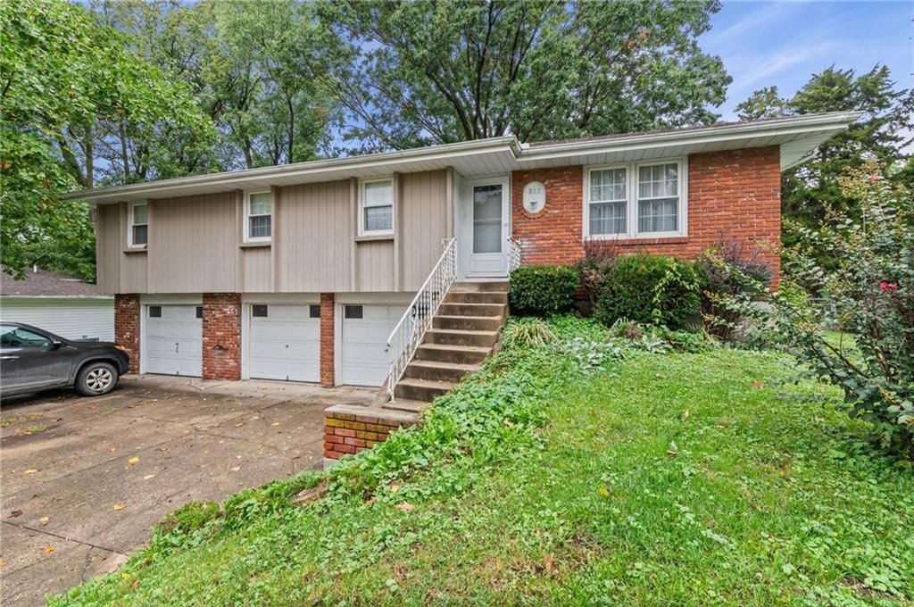 Photo 4 of 38 - 812 NE 113th Street, Kansas City, MO 64155