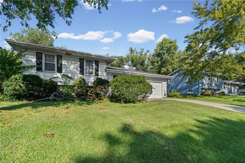 7426 Stearns Street, Shawnee, KS: listing photo 2