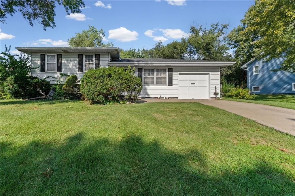 7426 Stearns Street, Shawnee, KS: listing photo 3