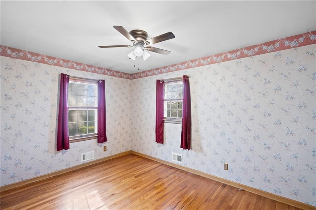 Photo 13 of 32 - 7426 Stearns Street, Shawnee, KS 66203