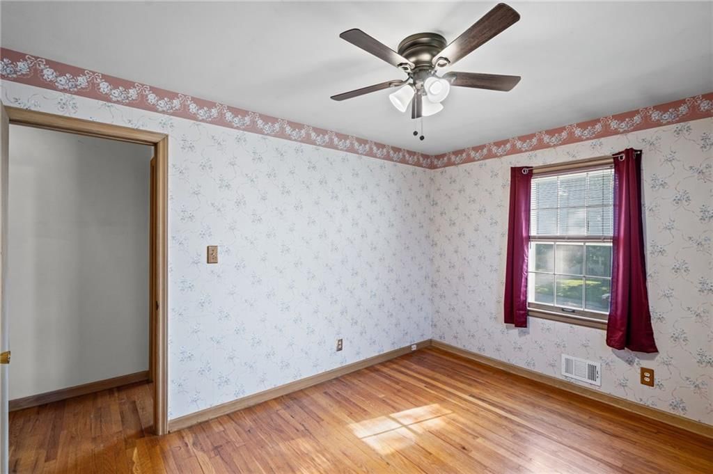 Photo 14 of 32 - 7426 Stearns Street, Shawnee, KS 66203
