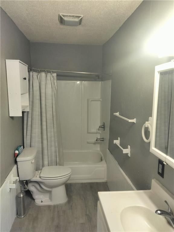 Photo 17 of 31 - 1057 Webster Avenue, Kansas City, KS 66104