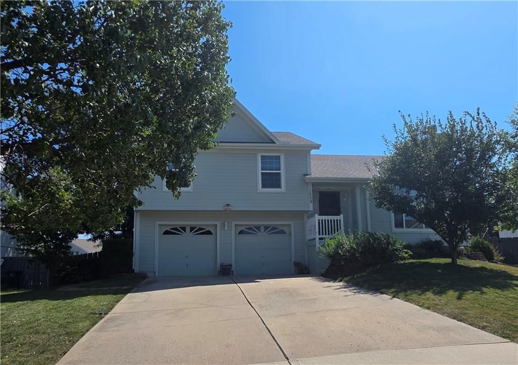 1009 NE Florence Avenue, Lee's Summit, MO: listing photo 2