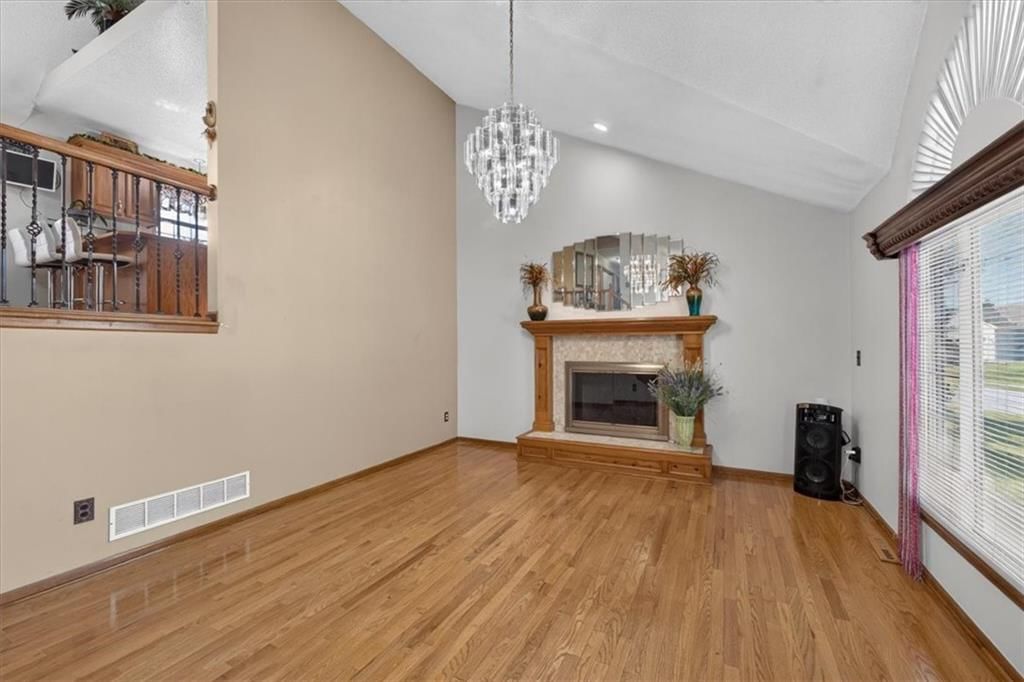 Photo 8 of 52 - 1009 NE Florence Avenue, Lee's Summit, MO 64086