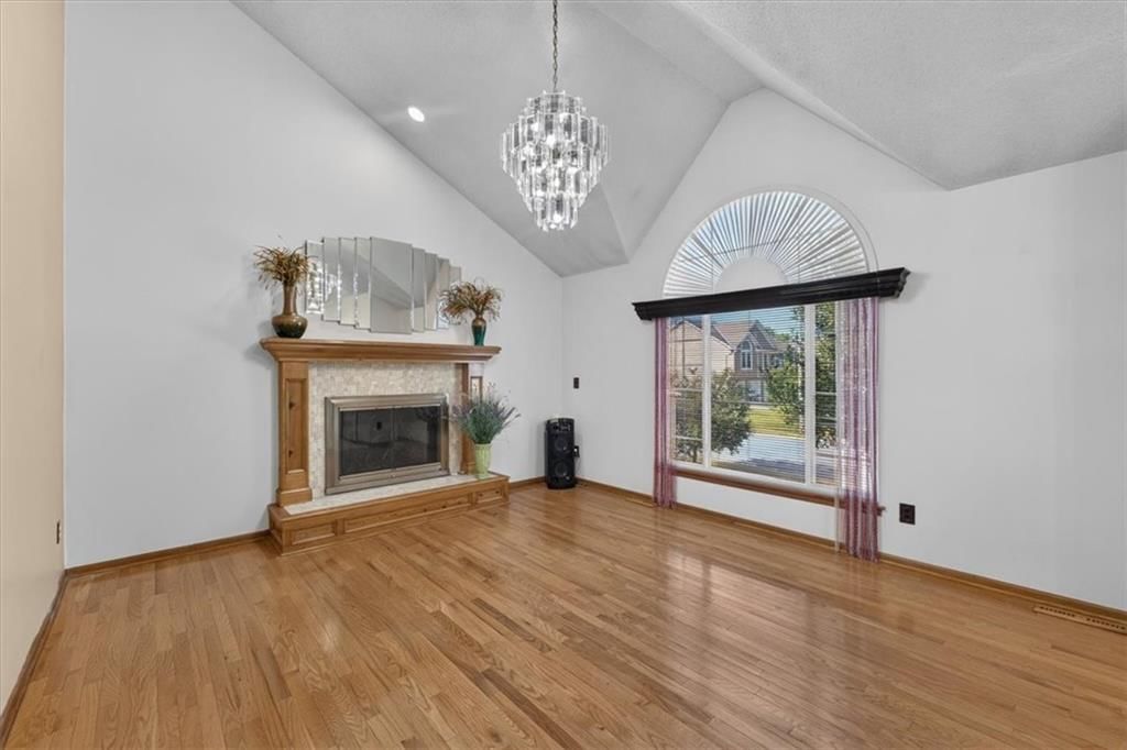 Photo 10 of 52 - 1009 NE Florence Avenue, Lee's Summit, MO 64086