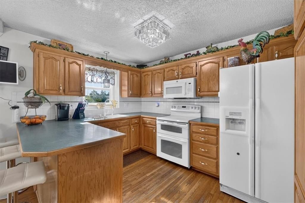 Photo 16 of 52 - 1009 NE Florence Avenue, Lee's Summit, MO 64086