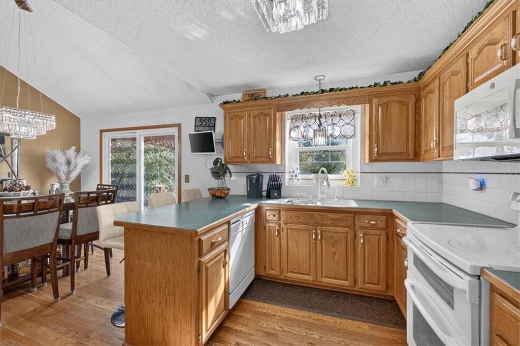 Photo 17 of 52 - 1009 NE Florence Avenue, Lee's Summit, MO 64086