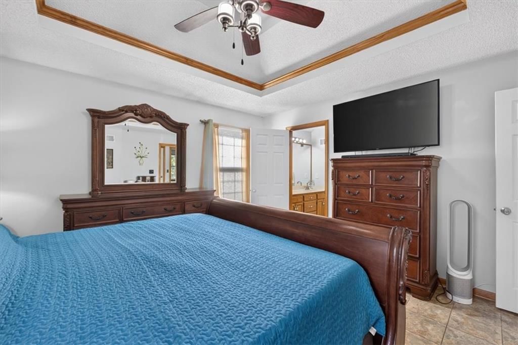 Photo 21 of 52 - 1009 NE Florence Avenue, Lee's Summit, MO 64086