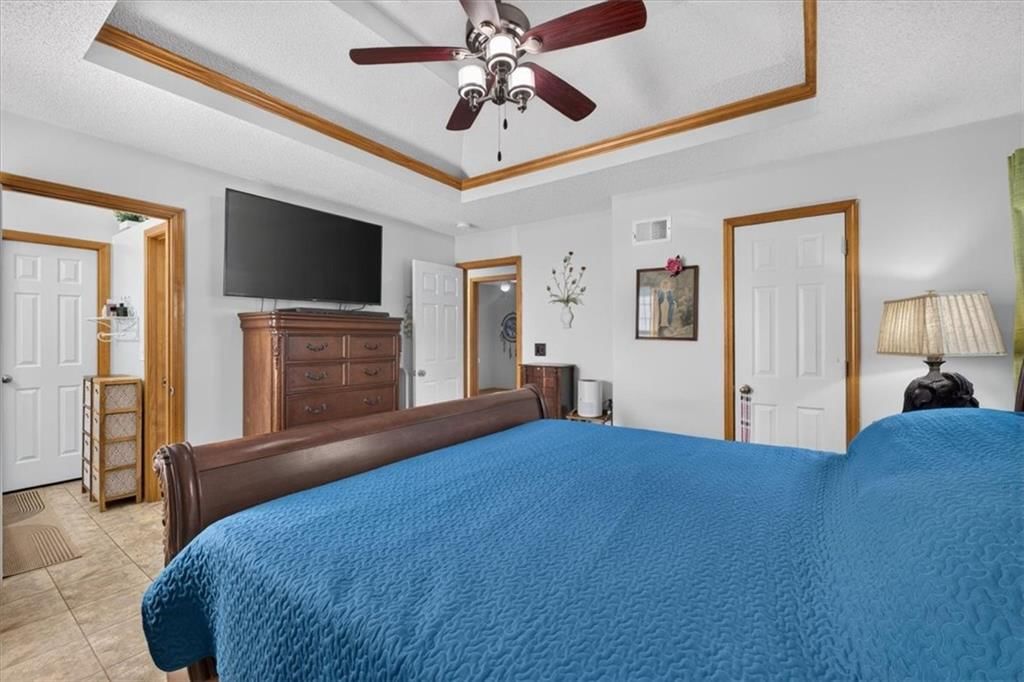 Photo 22 of 52 - 1009 NE Florence Avenue, Lee's Summit, MO 64086