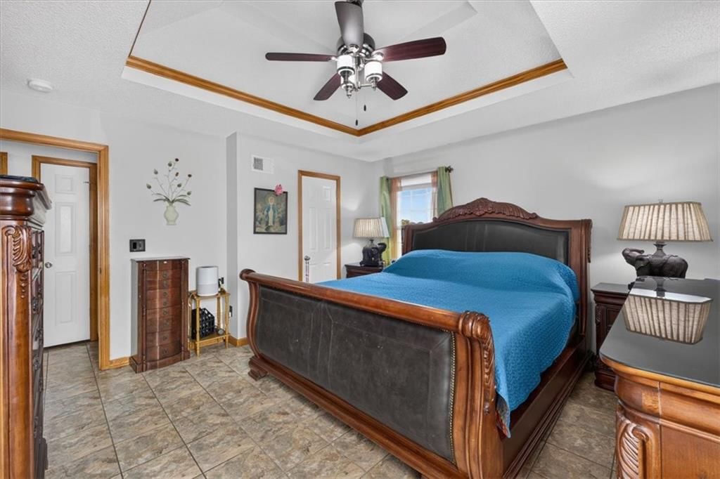 Photo 23 of 52 - 1009 NE Florence Avenue, Lee's Summit, MO 64086