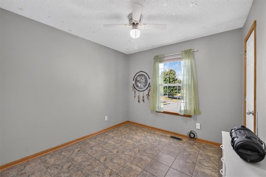 Photo 24 of 52 - 1009 NE Florence Avenue, Lee's Summit, MO 64086