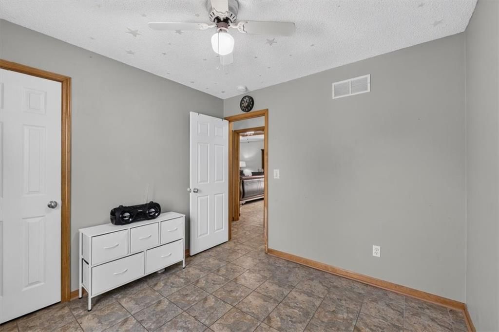 Photo 25 of 52 - 1009 NE Florence Avenue, Lee's Summit, MO 64086