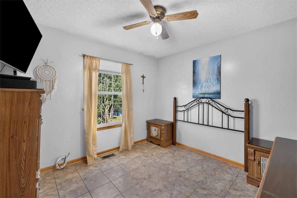 Photo 26 of 52 - 1009 NE Florence Avenue, Lee's Summit, MO 64086