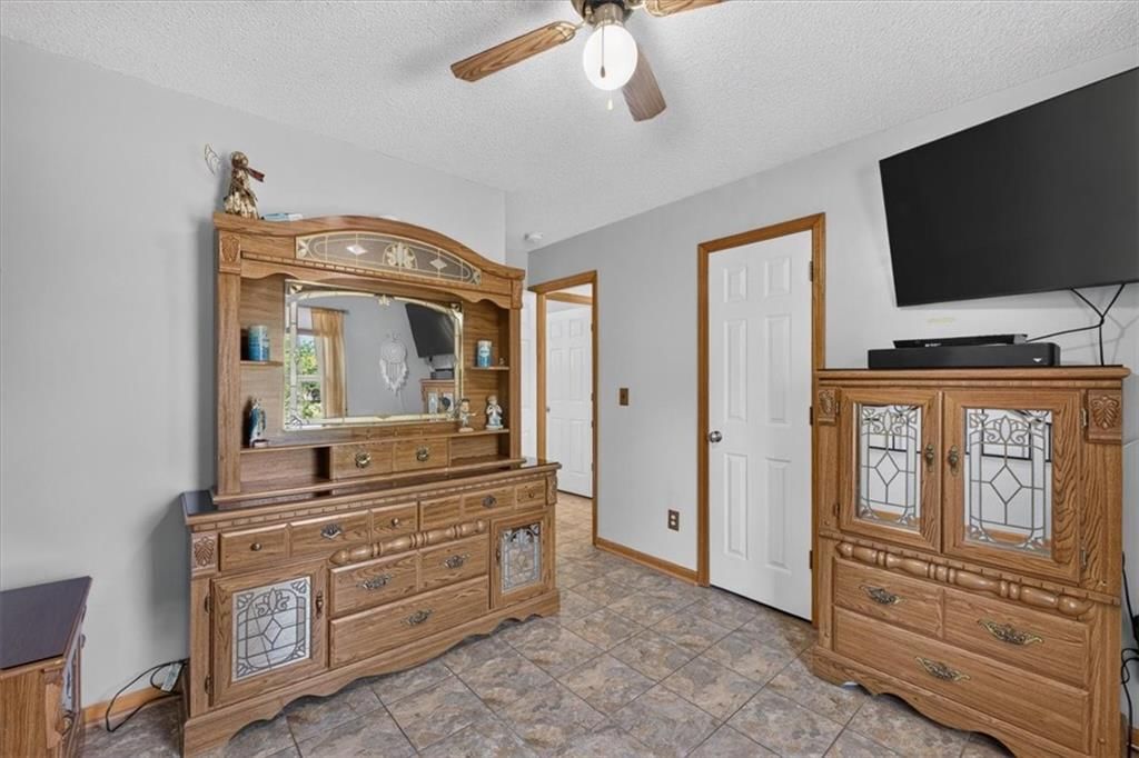 Photo 27 of 52, 1009 NE Florence Avenue, Lee's Summit, MO 64086