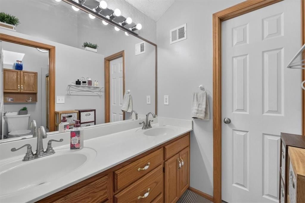 Photo 29 of 52 - 1009 NE Florence Avenue, Lee's Summit, MO 64086