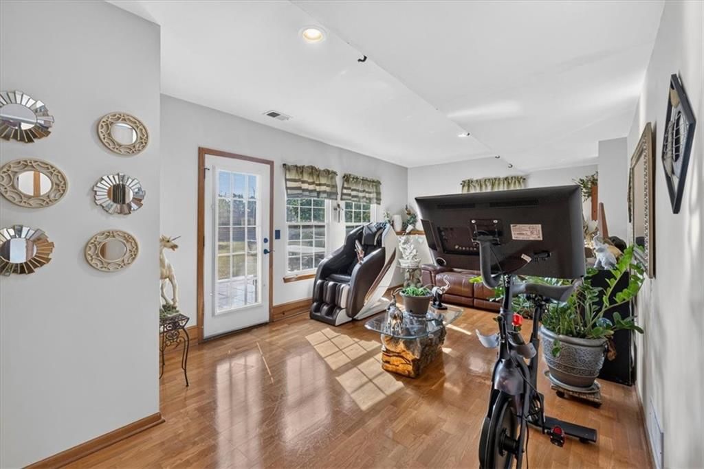 Photo 32 of 52 - 1009 NE Florence Avenue, Lee's Summit, MO 64086