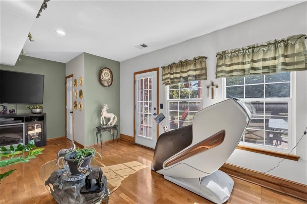 Photo 36 of 52, 1009 NE Florence Avenue, Lee's Summit, MO 64086