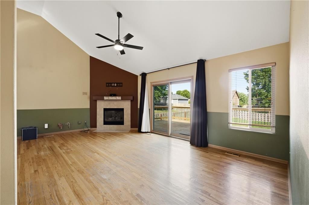 Photo 5 of 31 - 11421 N Kentucky Avenue, Kansas City, MO 64157