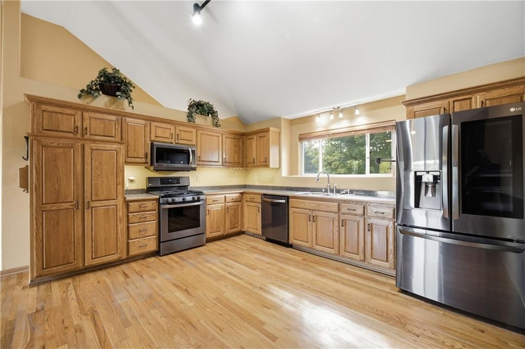 Photo 9 of 31, 11421 N Kentucky Avenue, Kansas City, MO 64157