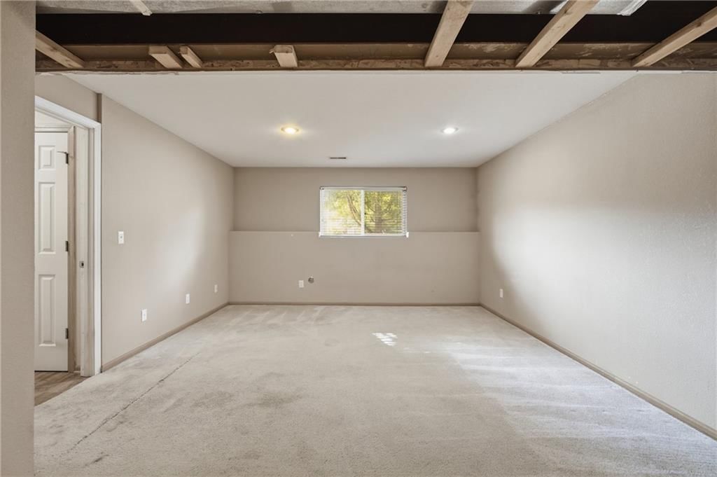 Photo 21 of 31 - 11421 N Kentucky Avenue, Kansas City, MO 64157