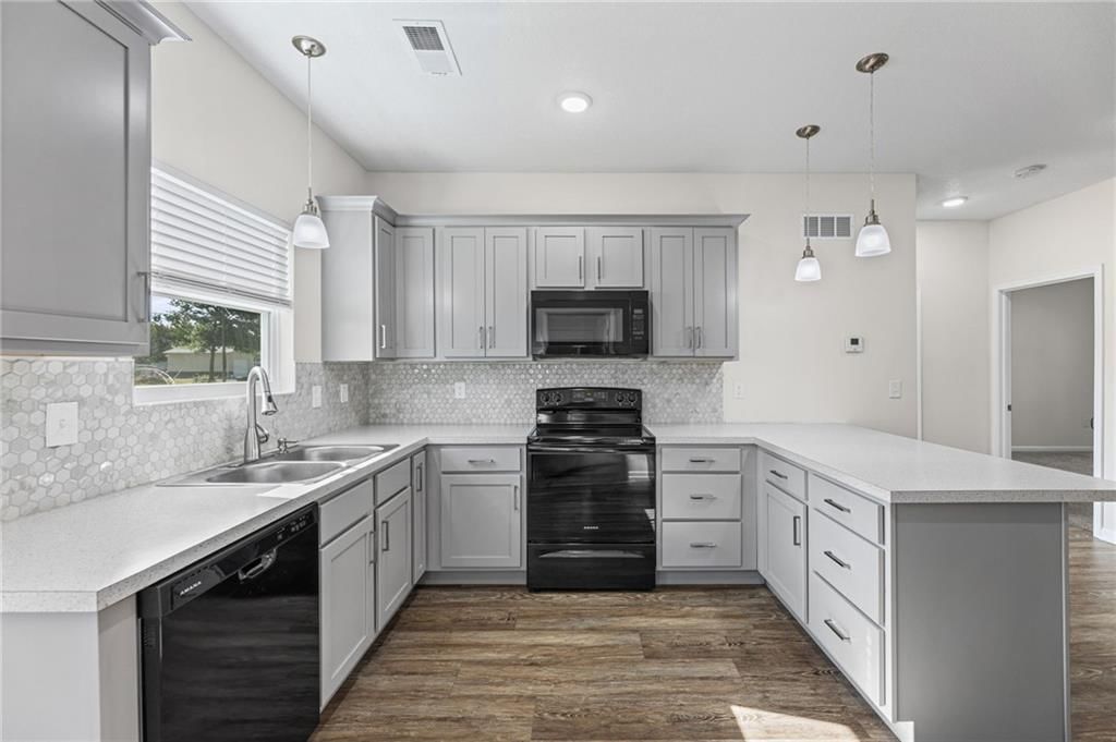 747 S Sycamore Street — photo 14