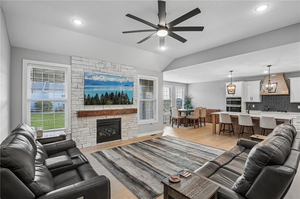 4391 Aspen Drive, Basehor, KS: listing photo 3