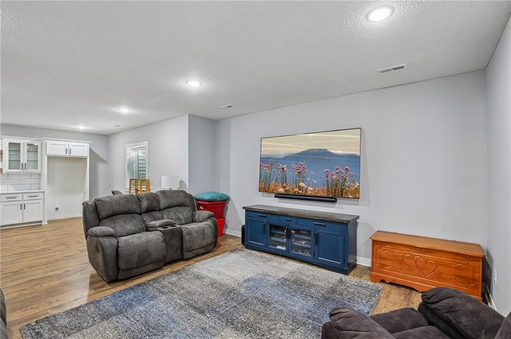 Photo 19 of 34 - 4391 Aspen Drive, Basehor, KS 66007