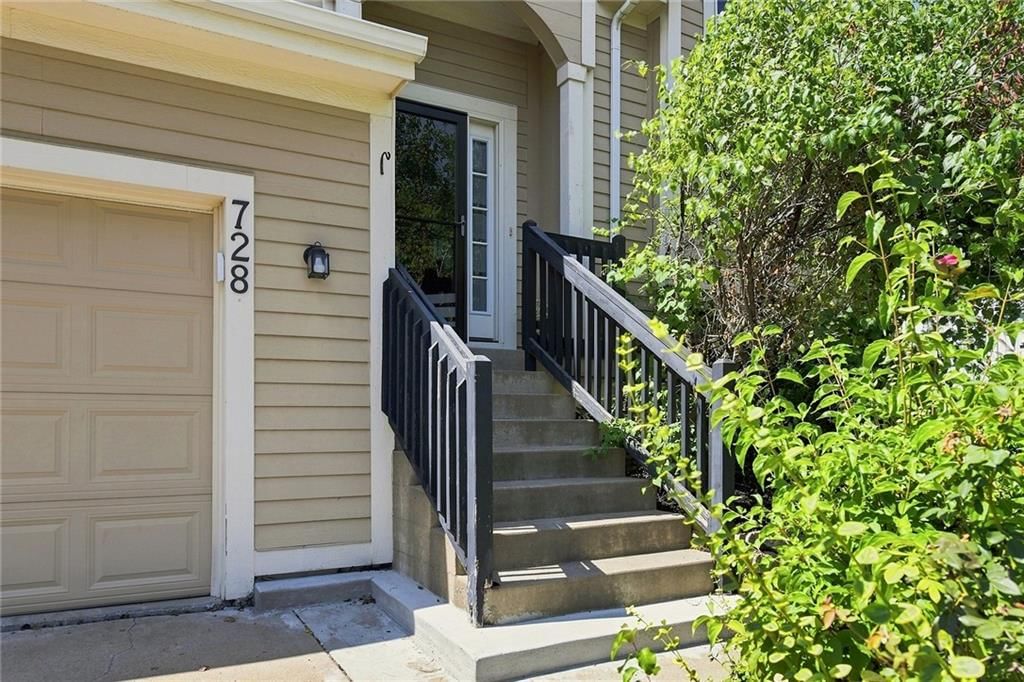 728 S Maple Street — photo 2