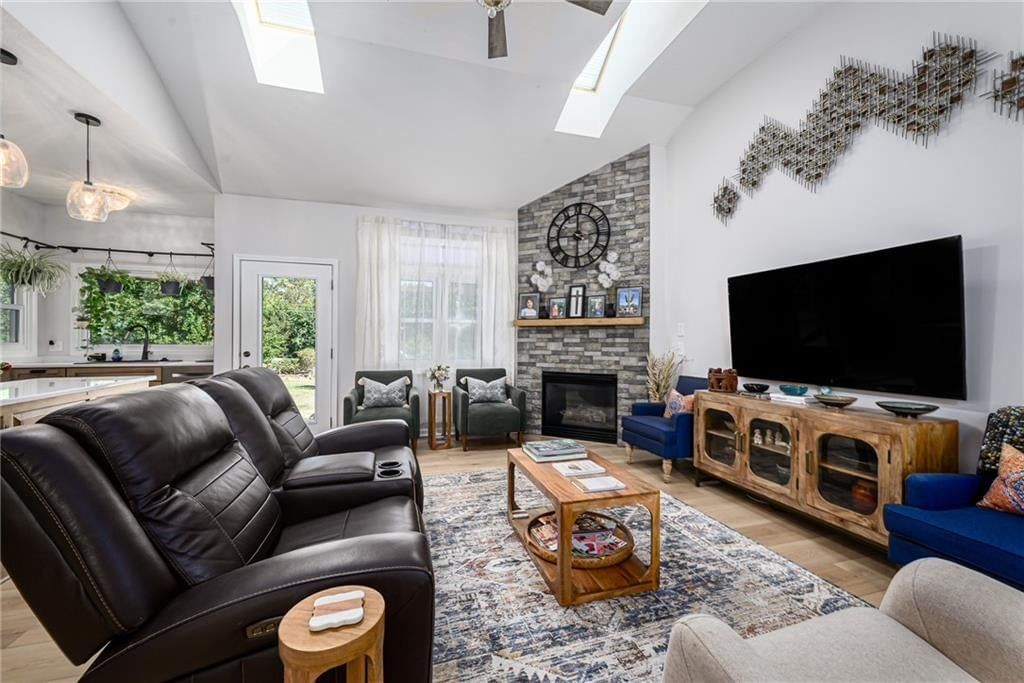 1104 Wagon Wheel Road — photo 3