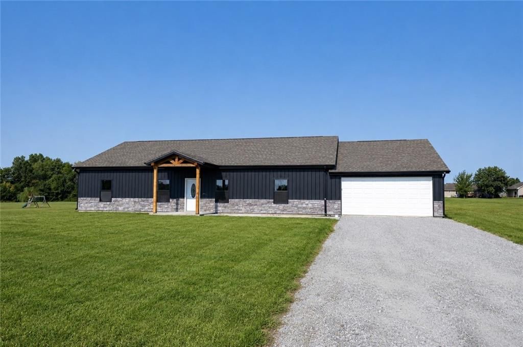 179 Peak Lane, Girard, KS