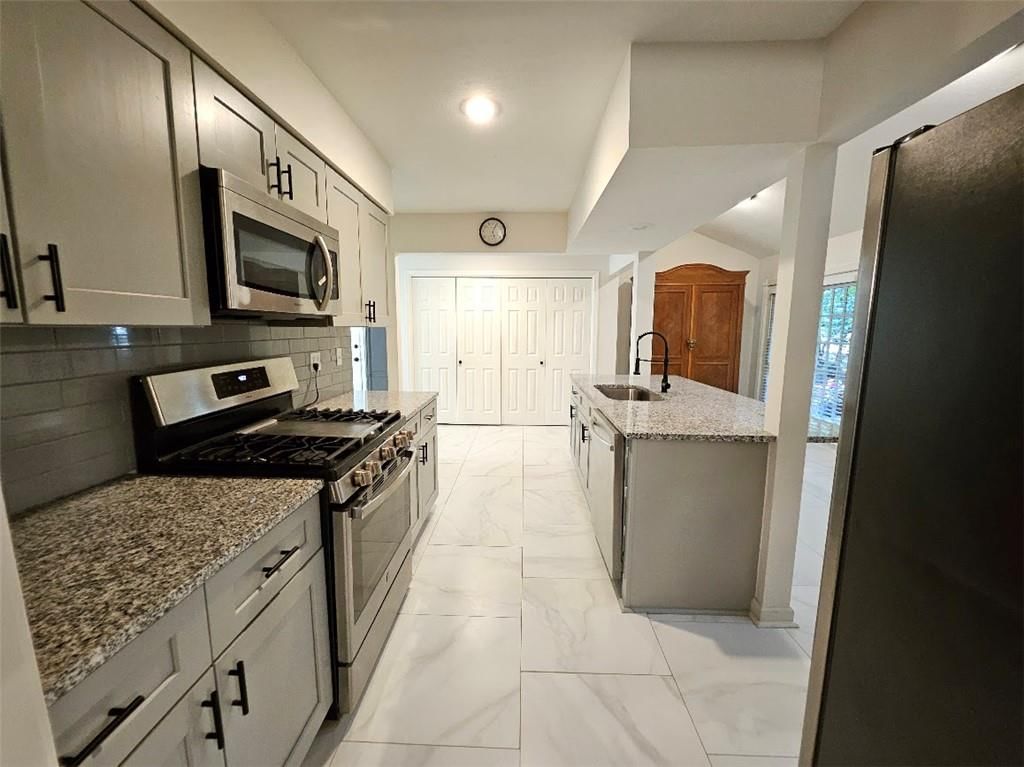 Photo 13 of 44 - 3753 N Grand Avenue, Kansas City, MO 64116