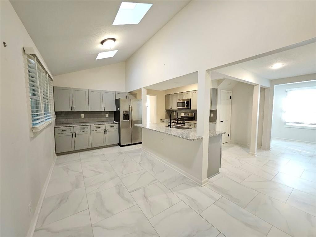 Photo 14 of 44 - 3753 N Grand Avenue, Kansas City, MO 64116