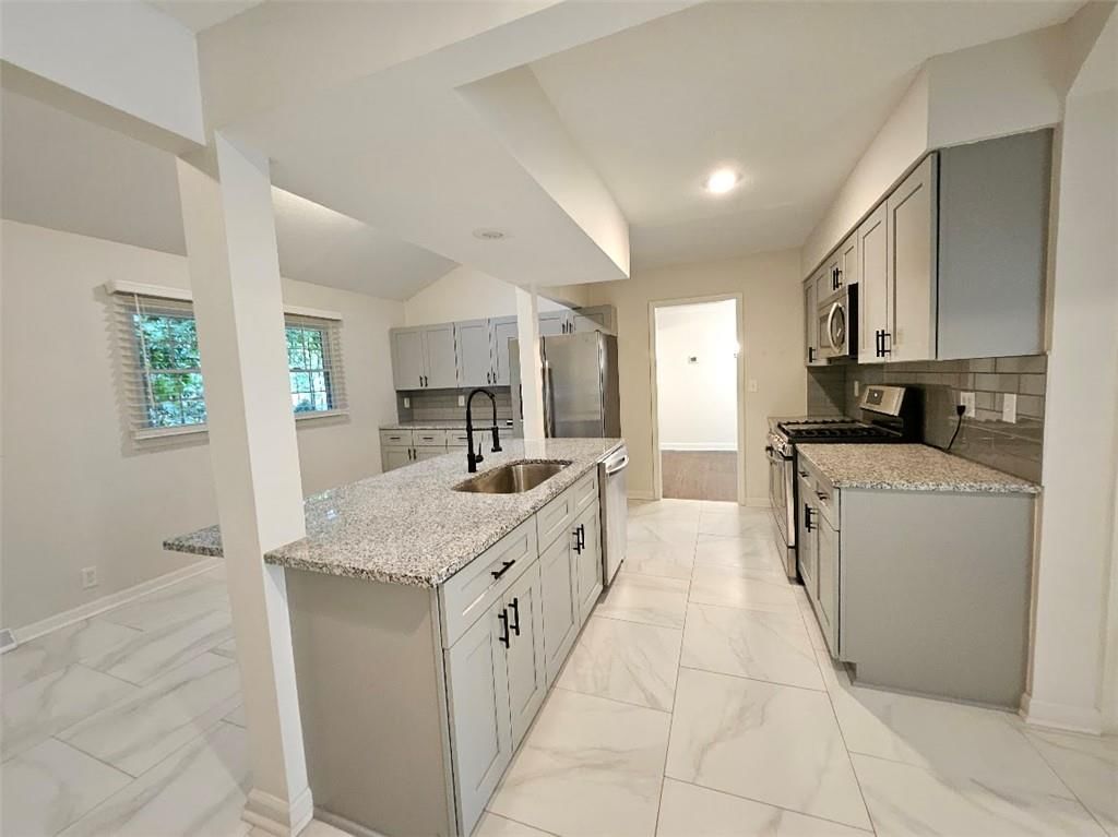 Photo 18 of 44 - 3753 N Grand Avenue, Kansas City, MO 64116