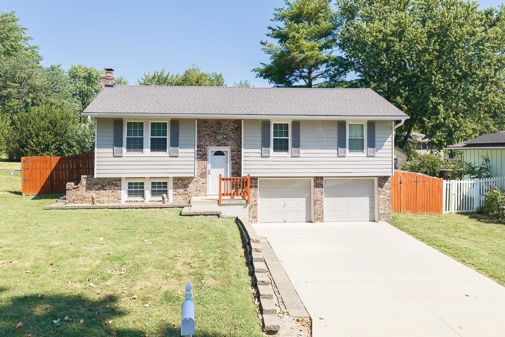 313 Killarney Lane, Blue Springs, MO