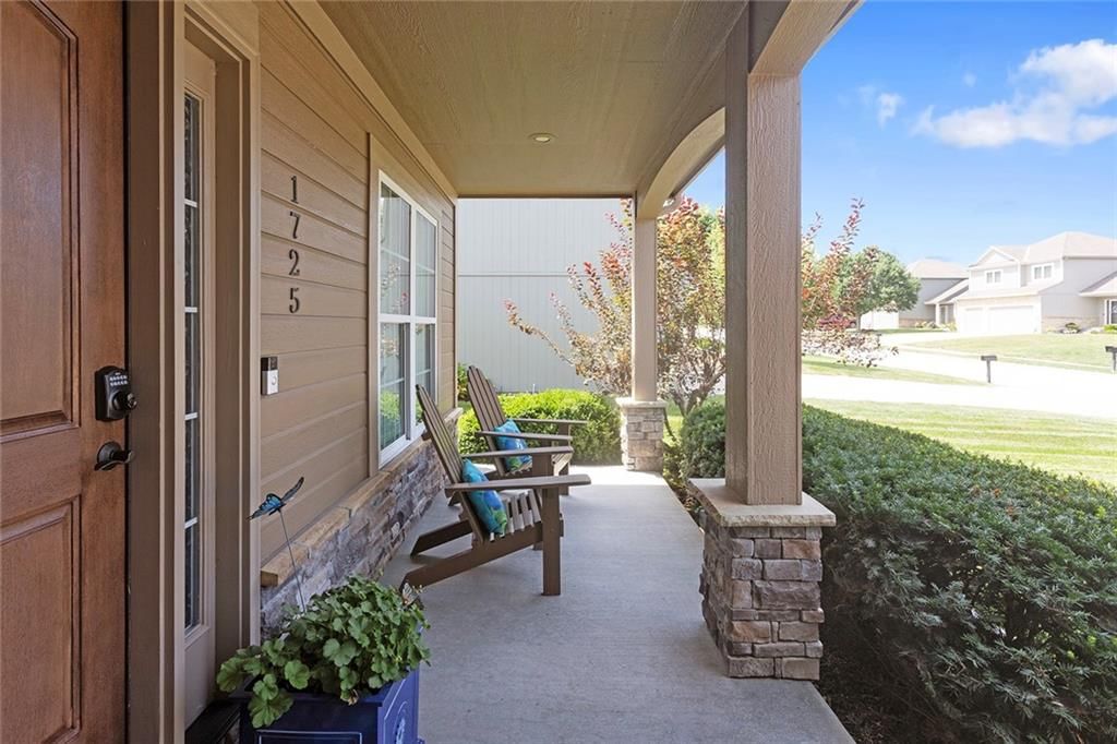 1725 NE NINE OAKS Drive — photo 4