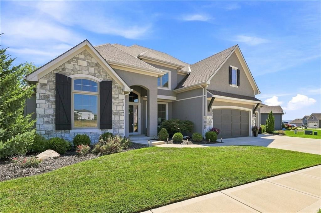 13559 Terrace Park Drive, Parkville, MO: listing photo 2