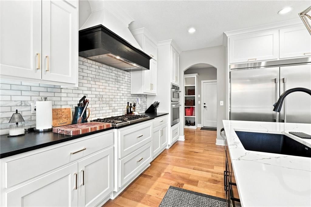Photo 9 of 52 - 13559 Terrace Park Drive, Parkville, MO 64152