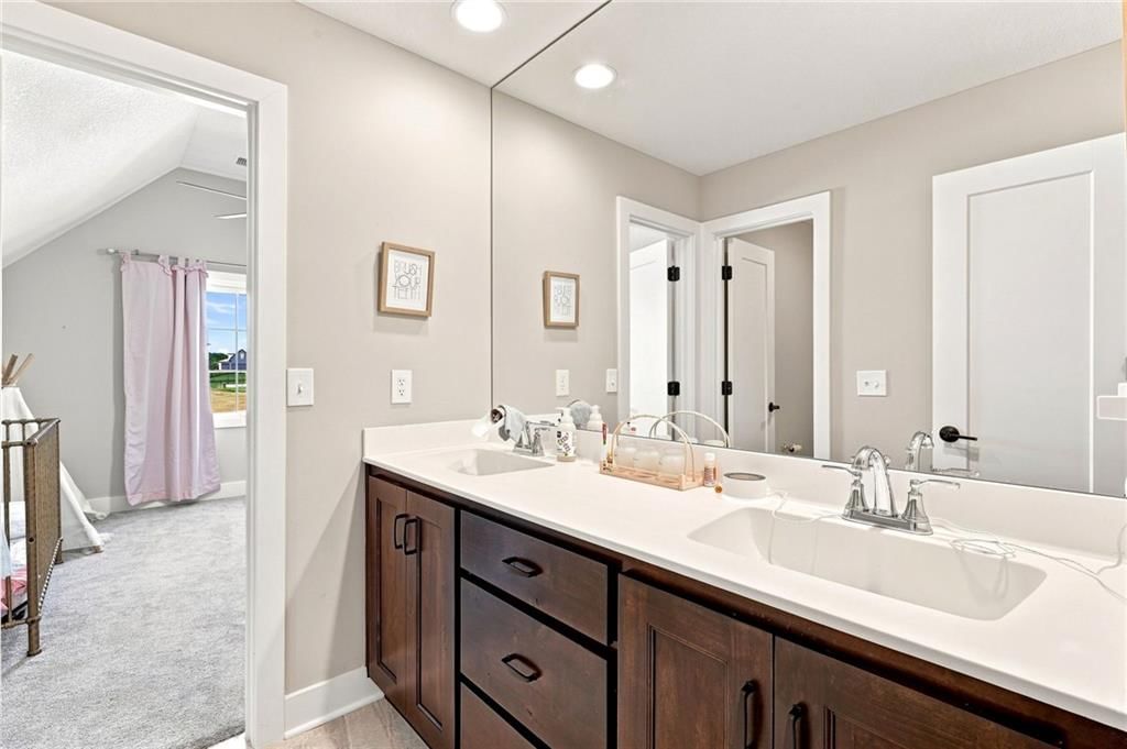 Photo 23 of 52 - 13559 Terrace Park Drive, Parkville, MO 64152