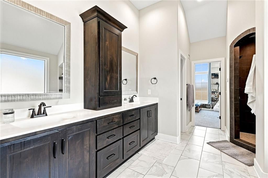 Photo 15 of 52 - 13559 Terrace Park Drive, Parkville, MO 64152
