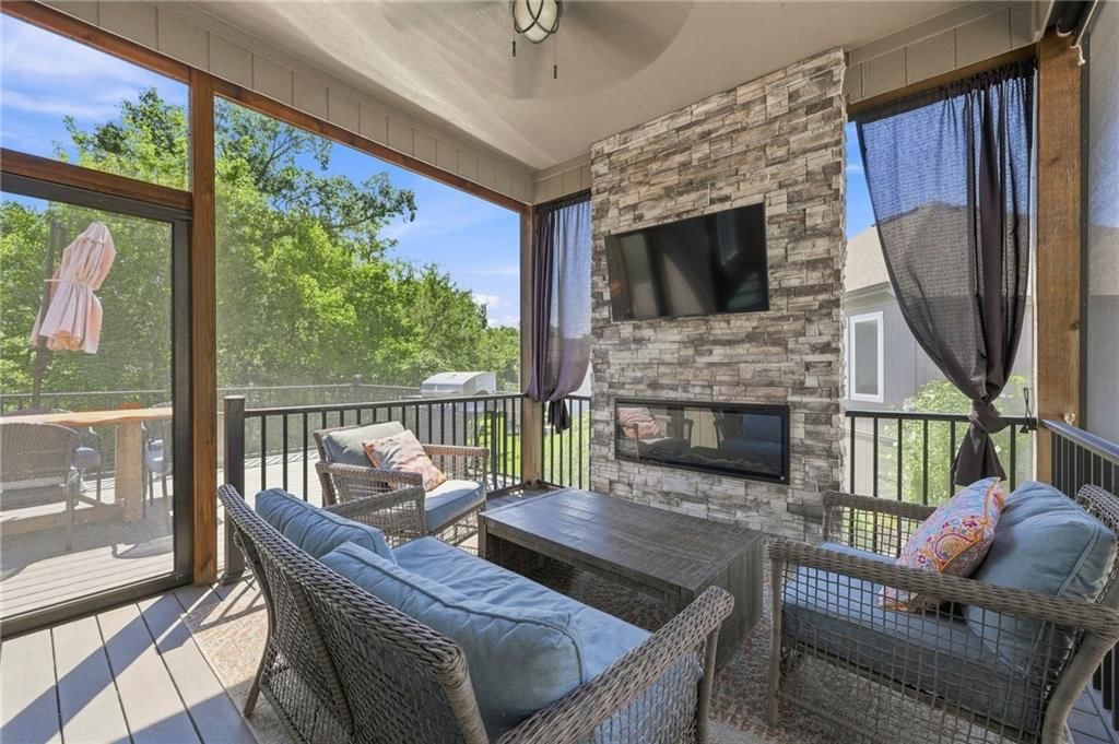 Photo 8 of 52 - 13559 Terrace Park Drive, Parkville, MO 64152