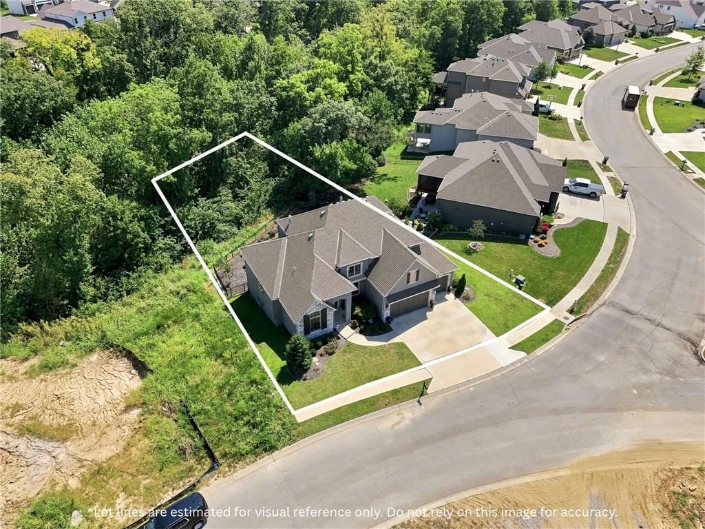 Photo 4 of 52 - 13559 Terrace Park Drive, Parkville, MO 64152