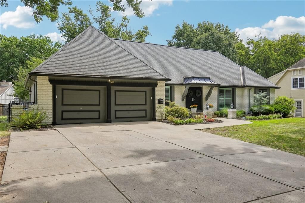 9029 Rosewood Drive, Prairie Village, KS: listing photo 2