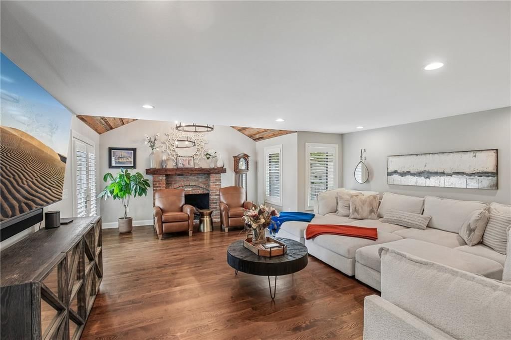Photo 4 of 62 - 9029 Rosewood Drive, Prairie Village, KS 66207