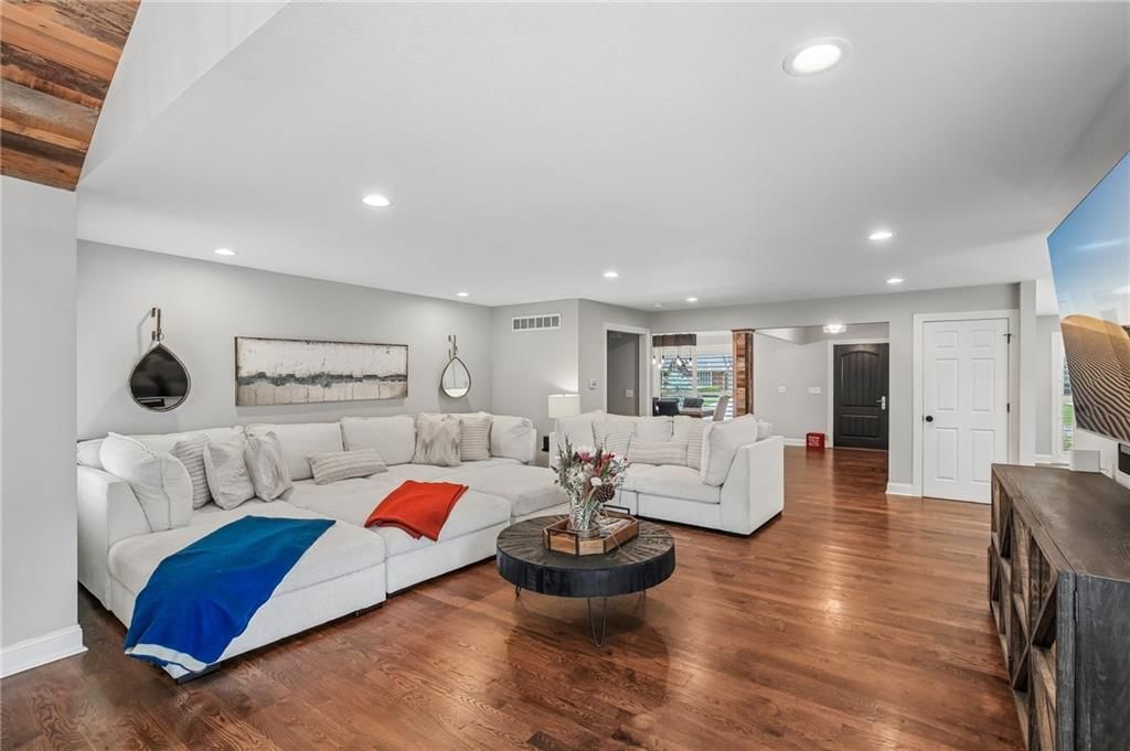 Photo 6 of 62 - 9029 Rosewood Drive, Prairie Village, KS 66207