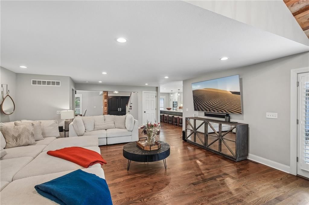Photo 7 of 62 - 9029 Rosewood Drive, Prairie Village, KS 66207