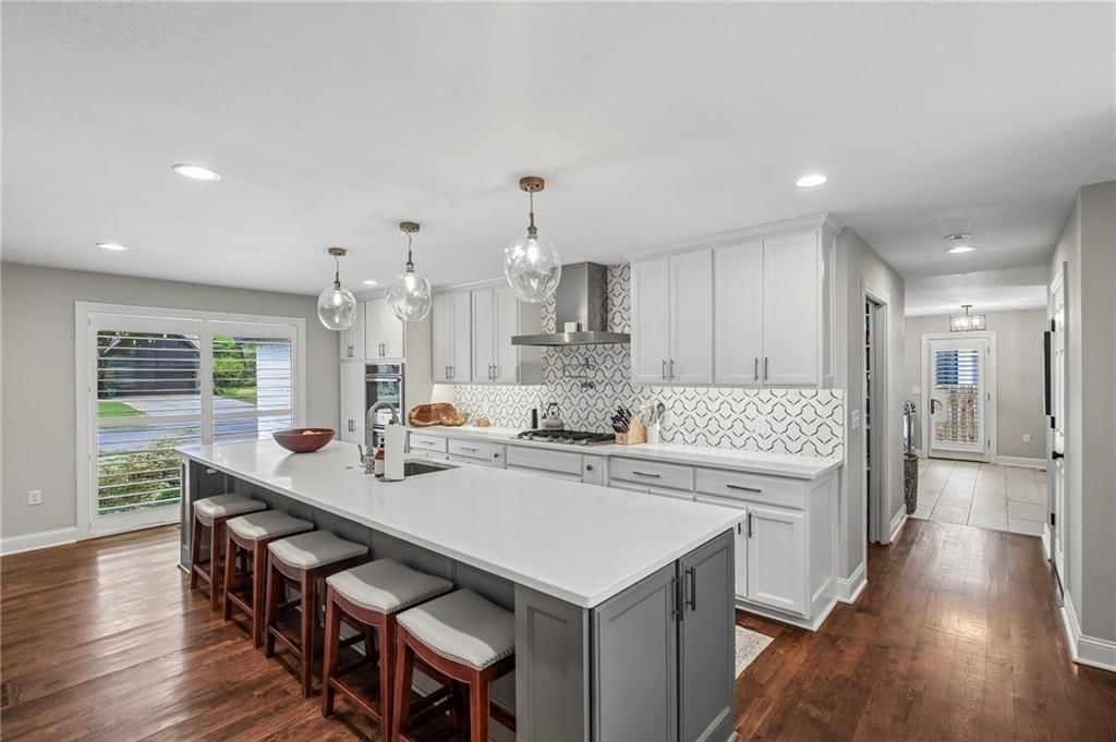 Photo 10 of 62 - 9029 Rosewood Drive, Prairie Village, KS 66207