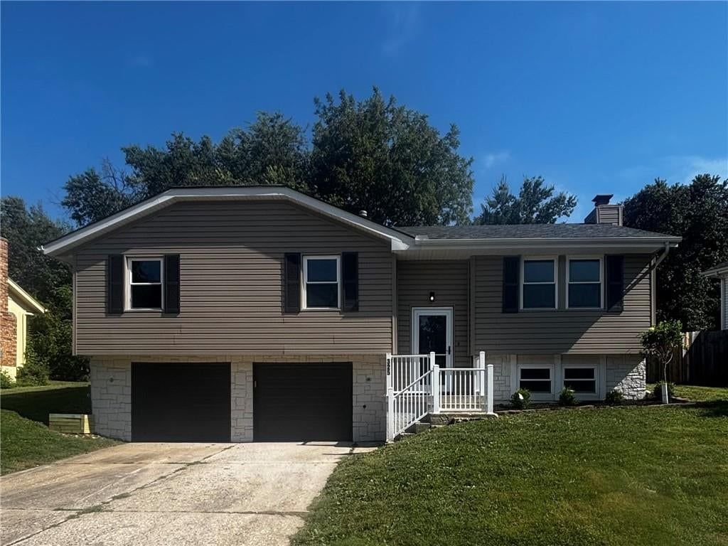 325 SE Brownfield Drive — photo 1