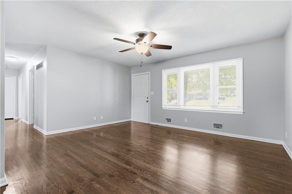3920 Crane Avenue — photo 9